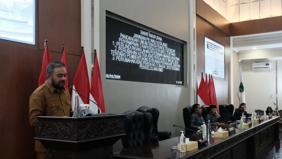 GODOK PERDA: Plt Wali Kota Batu Heli Suyanto menjawab pandangan fraksi dalam Rapat Paripurna di Gedung DPRD Kota Batu, kemarin (18/5). Regulasi ini disiapkan untuk membentengi lahan pertanian dari ancaman alih fungsi.