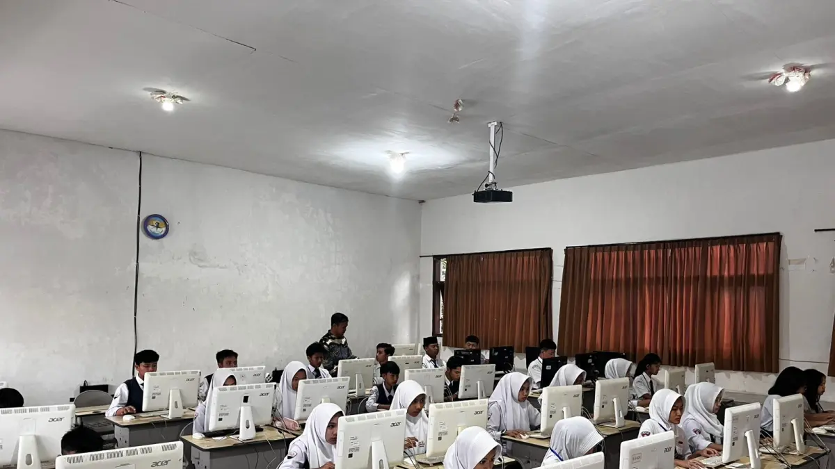 UJIAN LAGI: Sejumlah siswa fokus menyelesaikan soal dalam Tes Kemampuan Akademik (TKA) susulan di SMPN 2 Batu kemarin (18/5).