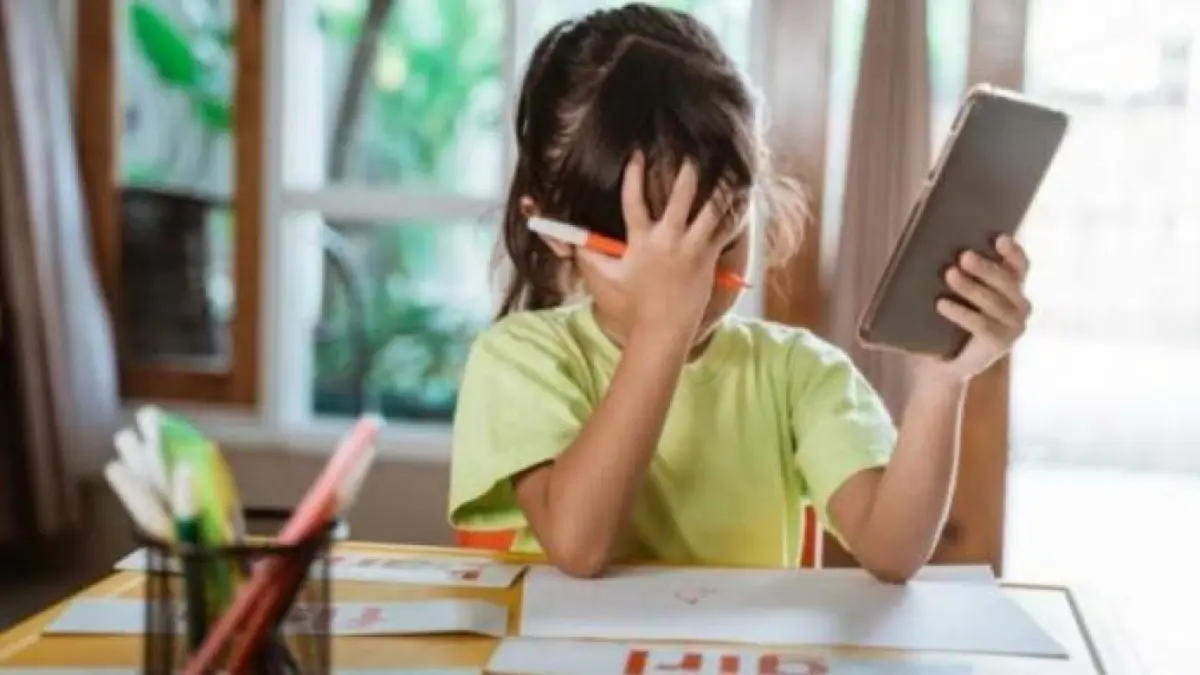 Ilustrasi seorang anak yang terdistraksi smartphone saat belajar (Sumber: Rakyat Merdeka)