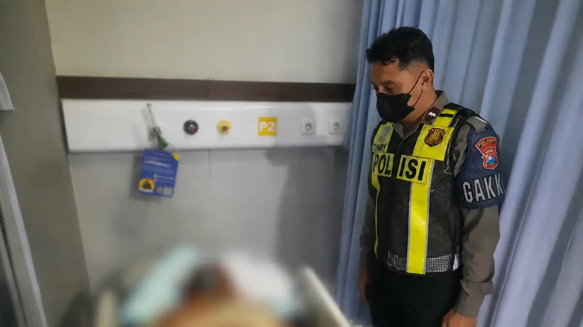 Polisi mengecek kondisi pejalan kaki setelah ditabrak pemotor pada Selasa (19/5). (Humas Polres Batu)
