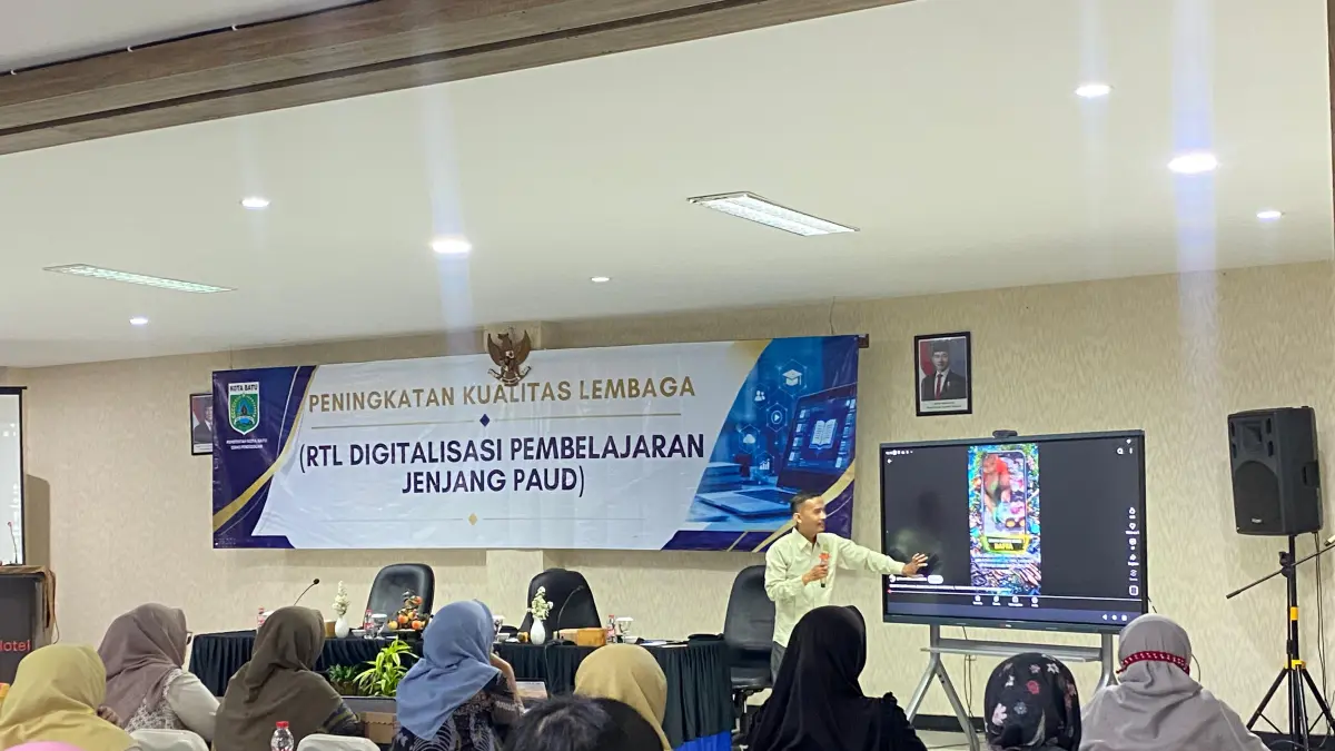 BERI EDUKASI: Manajer Jawa Pos Radar Batu Kholid Amrullah memberikan materi kepada guru PAUD se-Kota Batu di Hotel Batusuki kemarin (20/5).