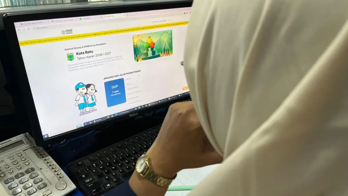 FOKUS: Wali murid calon pendaftar menggali informasi di website SPMB Kota Batu kemarin (20/5).