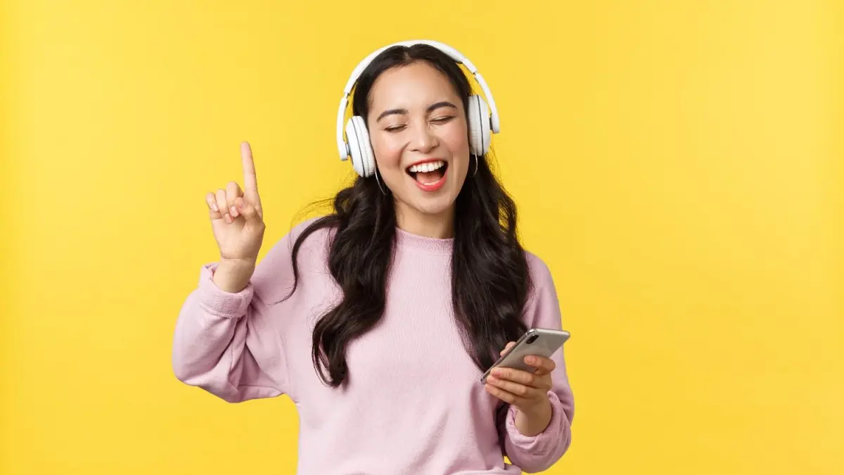 Ilustrasi ketika mendengarkan lagu favorit (sumber foto: magnific)