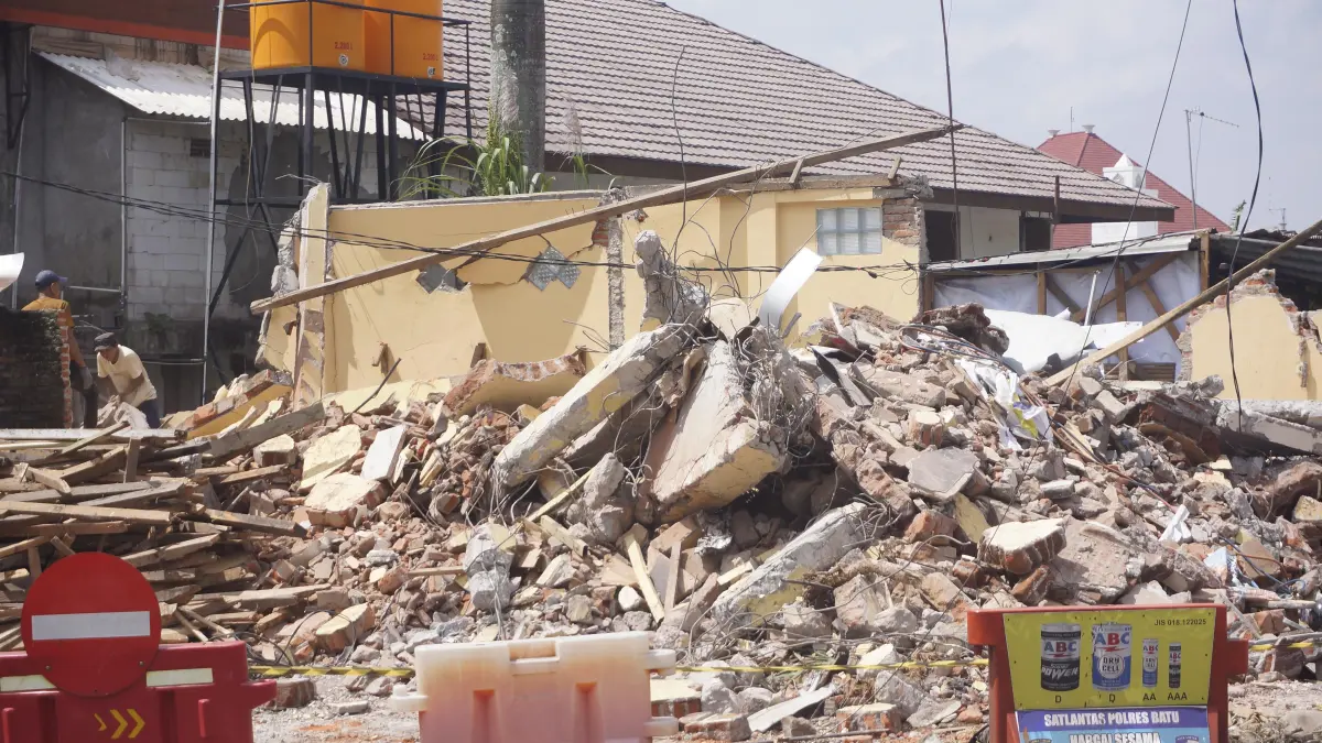 JADI SOROTAN: Pembongkaran bangunan dalam rangka proyek revitalisasi Simpang Patih Kota Batu beberapa waktu lalu.