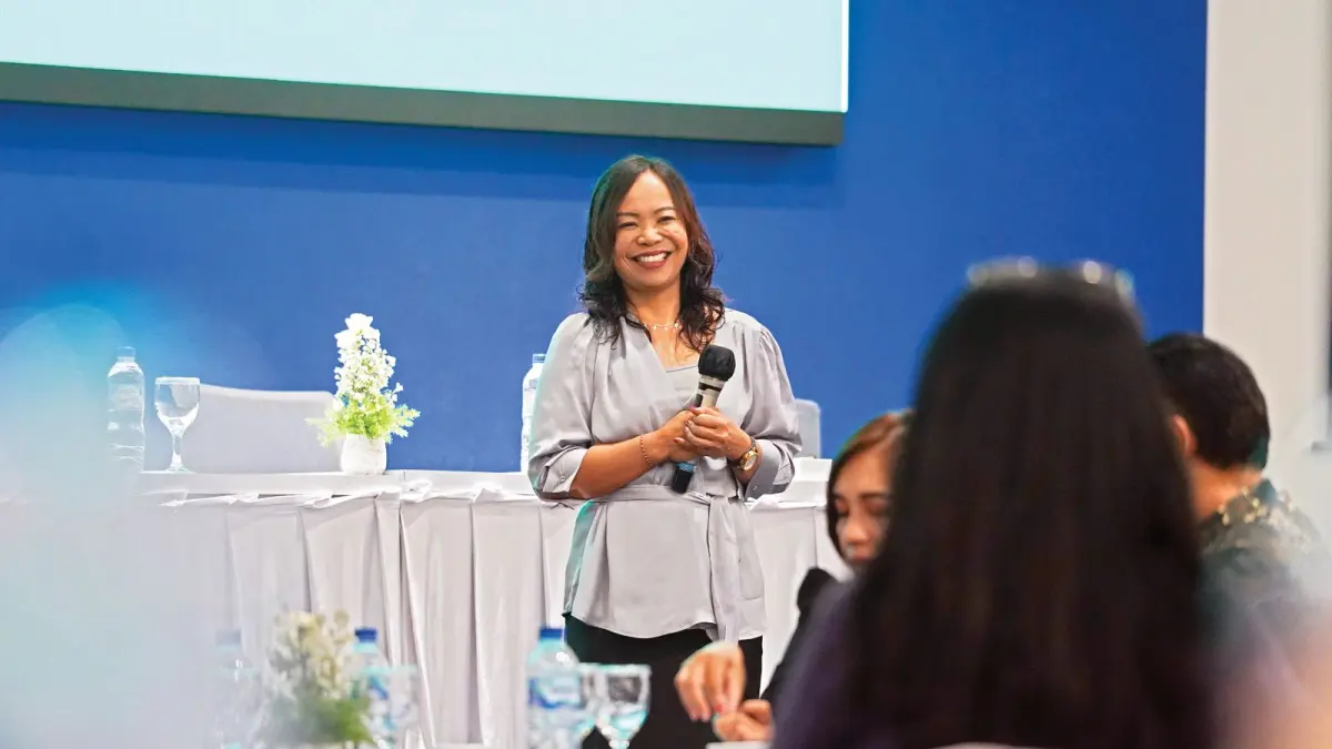 LANGKAH TAKTIS: Manajer Pemasaran dan Humas JTP Group Titik S. Ariyanto memaparkan materi di hadapan jajaran manajer umum hotel dalam forum sharing knowledge Bersama Perhimpunan Hotel dan Restoran Indonesia (PHRI) Kota Batu di Senyum World Hotel pada Selasa lalu (20/5).