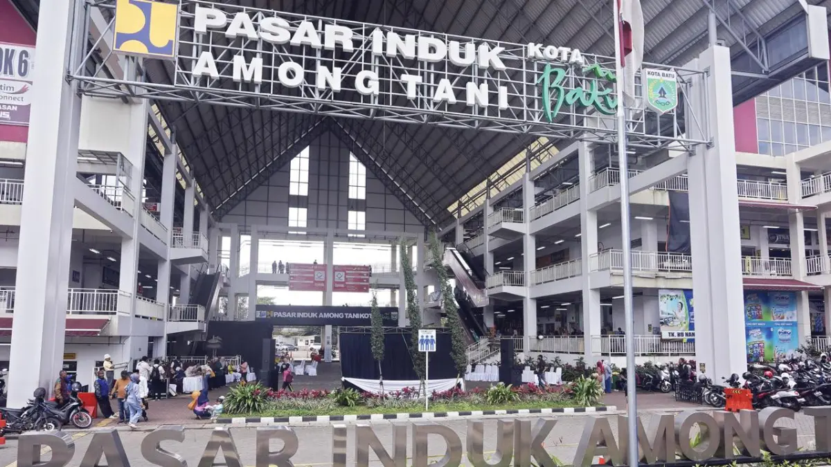 JADI SOROTAN: Kondisi Pasar Induk Among Tani Batu dipadati Masyarakat beberapa waktu lalu.