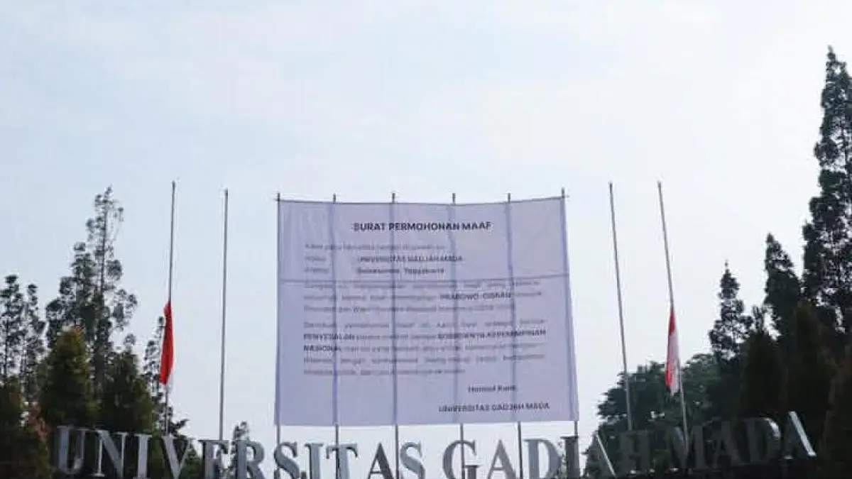SPANDUK DI GERBANG UGM: Berisi Penyesalan atas Pemerintahan Prabowo-Gibran. (Sumber: Istimewa)