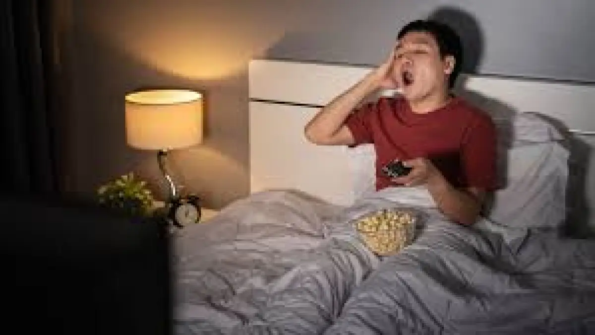 Ilustrasi seseorang yang memilih menonton televisi dibandingkan memanfaatkan waktu untuk tidur (Sumber: Primaya Hospital)