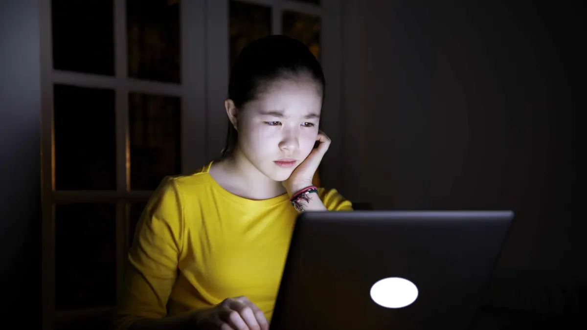 Ilustrasi seseorang yang tiba tiba merasa sedih ketika bermian laptop (Sumber: Verywell Mind)