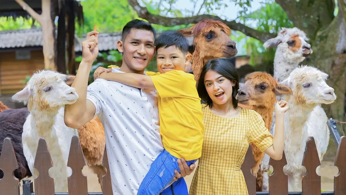 LIBURAN SERU: Salah satu rombongan keluarga menikmati sensasi feeding animals di Batu Secret Zoo Jawa Timur Park 2.