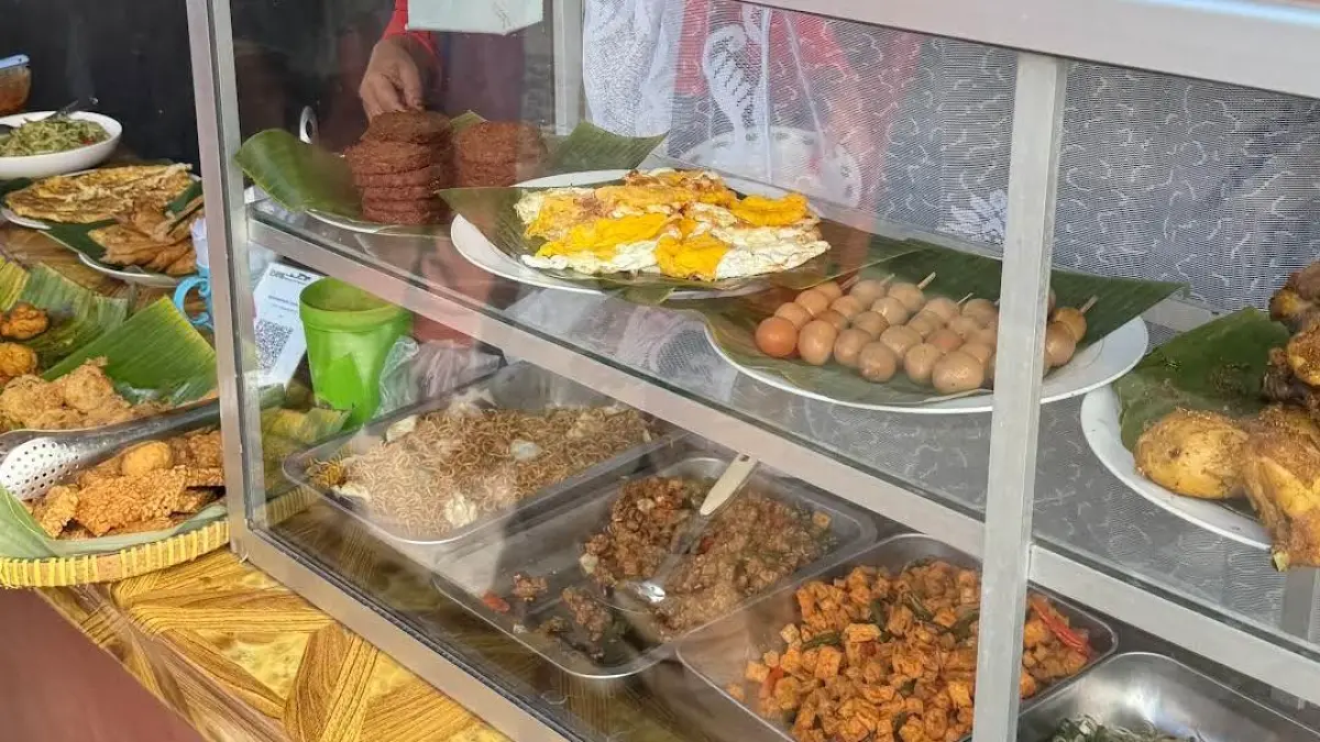Pilihan lauk di Pecel Emak Pujon. (Google Maps: Edy Molyono)