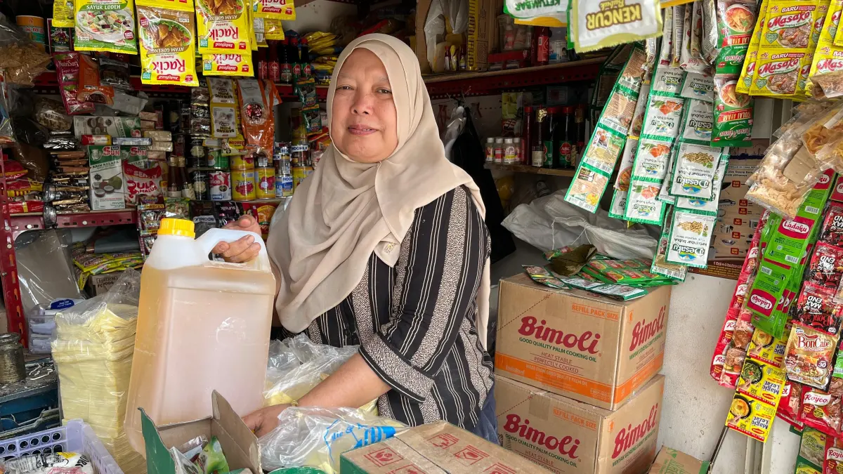 MAHAL: Salah seorang pedagang sembako di Pasar Induk Among Tani menata barang dagangannya yang mulai mengalami kenaikan harga sejak Jumat lalu (22/5).