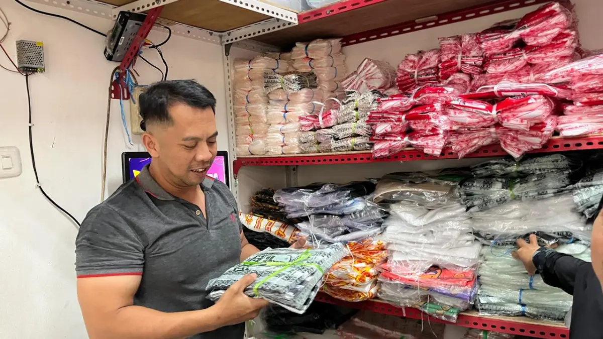 MERUGI: Salah satu pedagang retail plastik menata tumpukan stok barang dagangannya yang tidak terserap pasar di Pasar Induk Among Tani Kota Batu beberapa hari lalu.