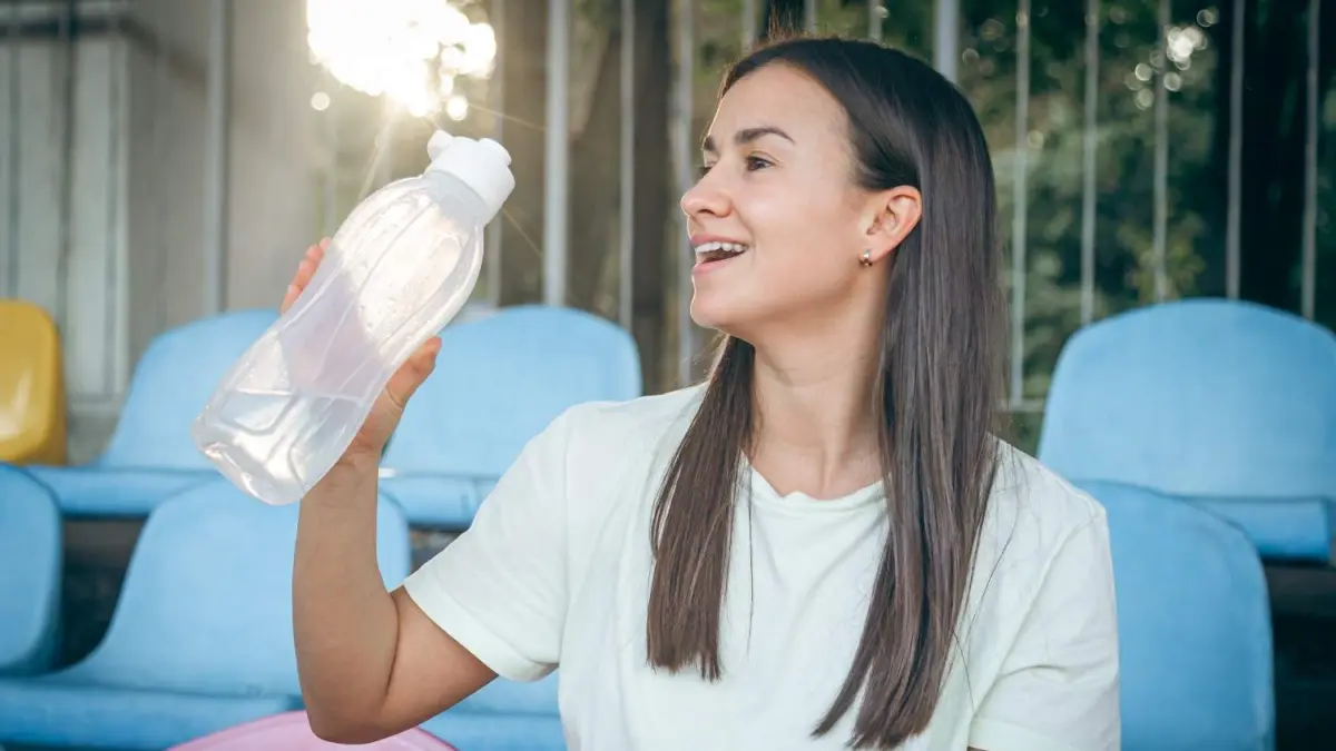 Minum air putih dengan tumbler (sumber foto: magnific)