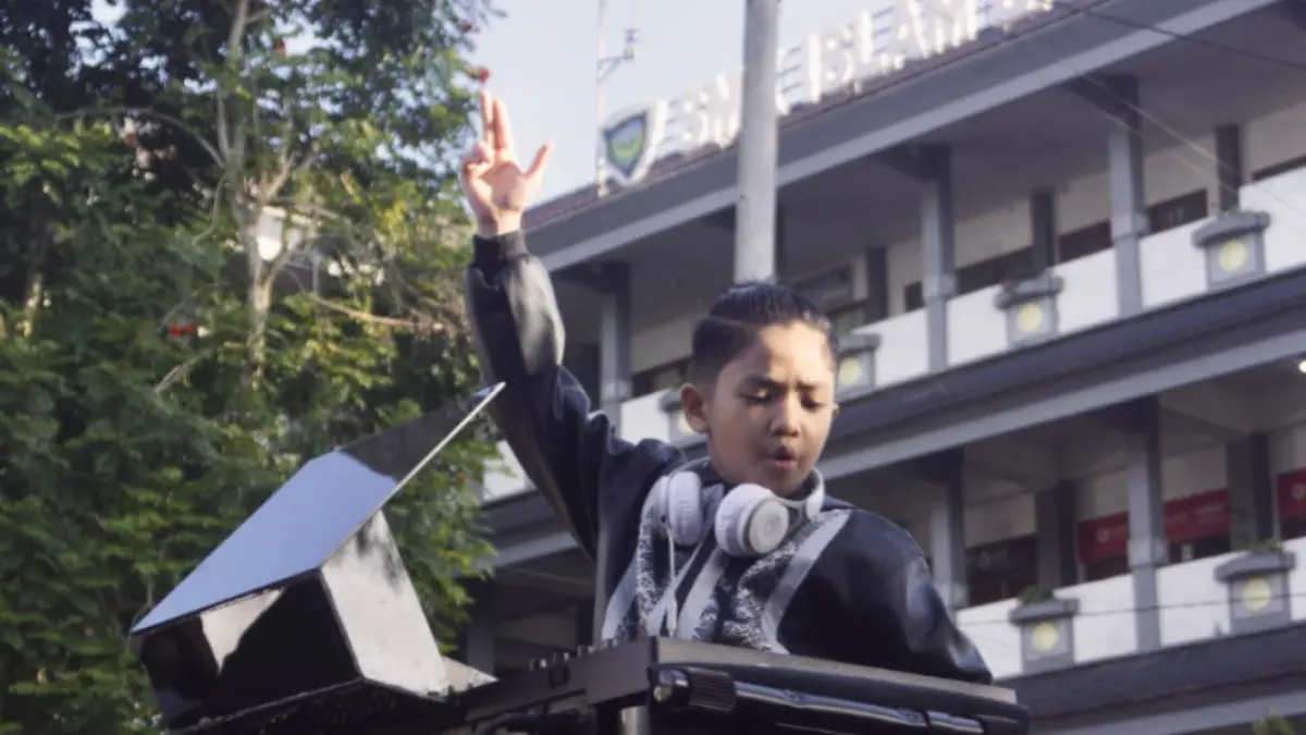PUKAU PENONTON: Disjoki (DJ) cilik Abid Seiya unjuk kebolehan meracik musik elektronik di hadapan pengunjung Car Free Day (CFD) Mbatu Sae kemarin (24/5).