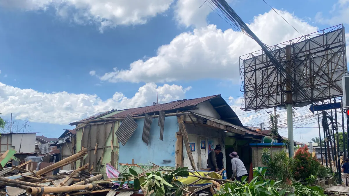 Bangunan lapak di utara Jalan Indragiri, Kota Batu, diratakan untuk proyek Simpang Patih. (Rori Dinanda Bestari/Radar Batu)