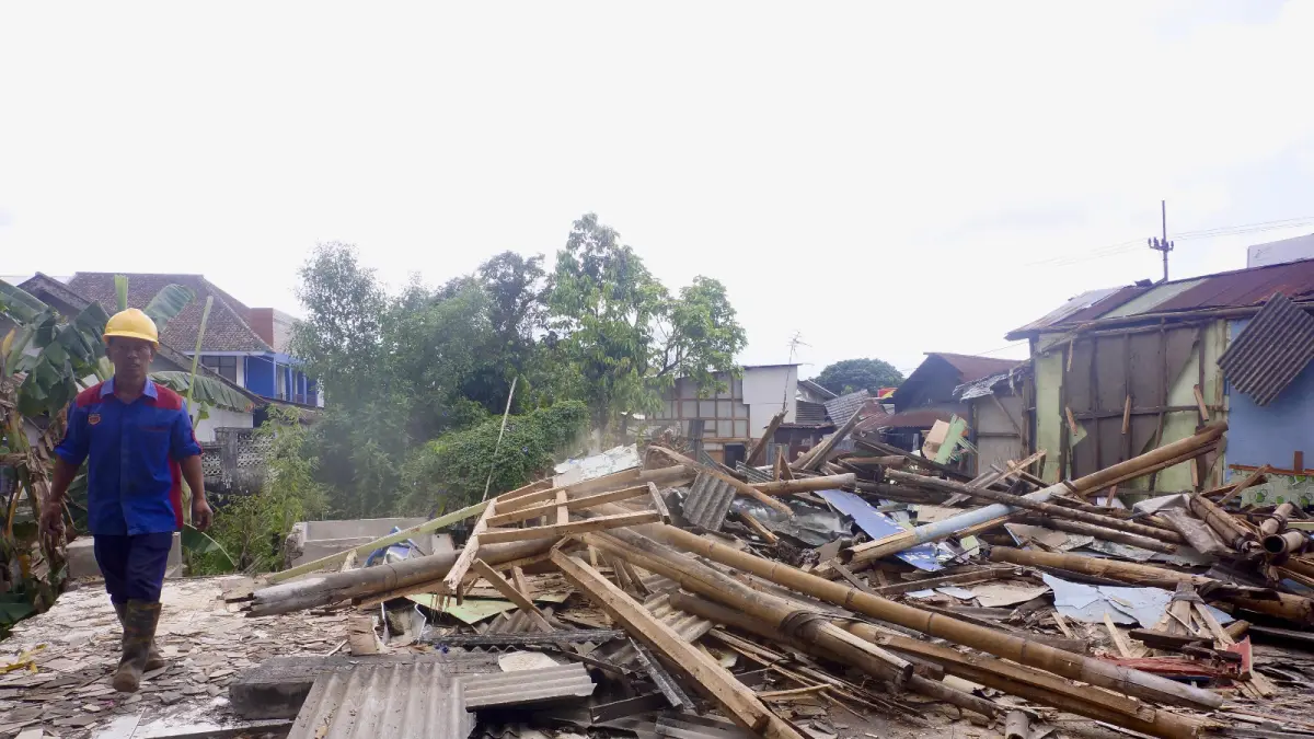 DIGILAS: Beberapa lapak di Simpang Putih Kota Batu mulai dirobohkan dengan alat berat beberapa hari lalu.