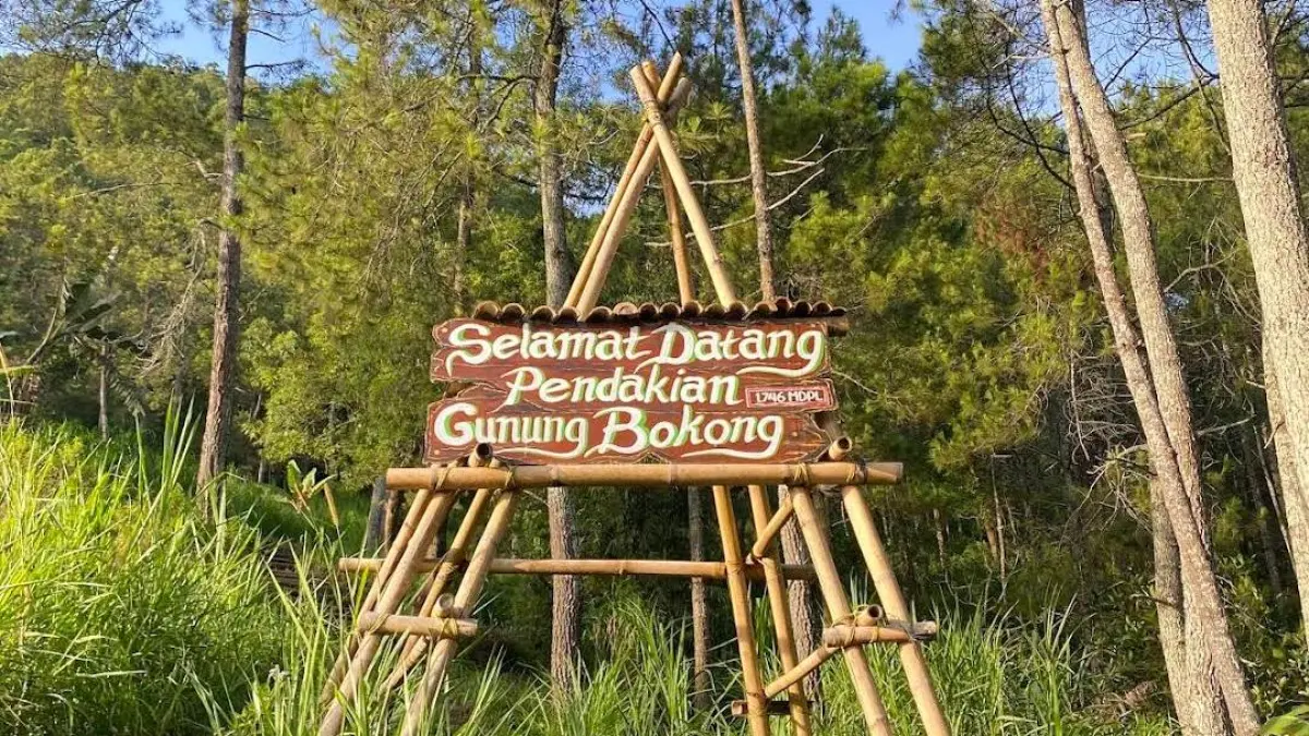 Papan ucapan selamat datang pendakian Gunung Bokong. (Google Maps: Enjelia Retanti)