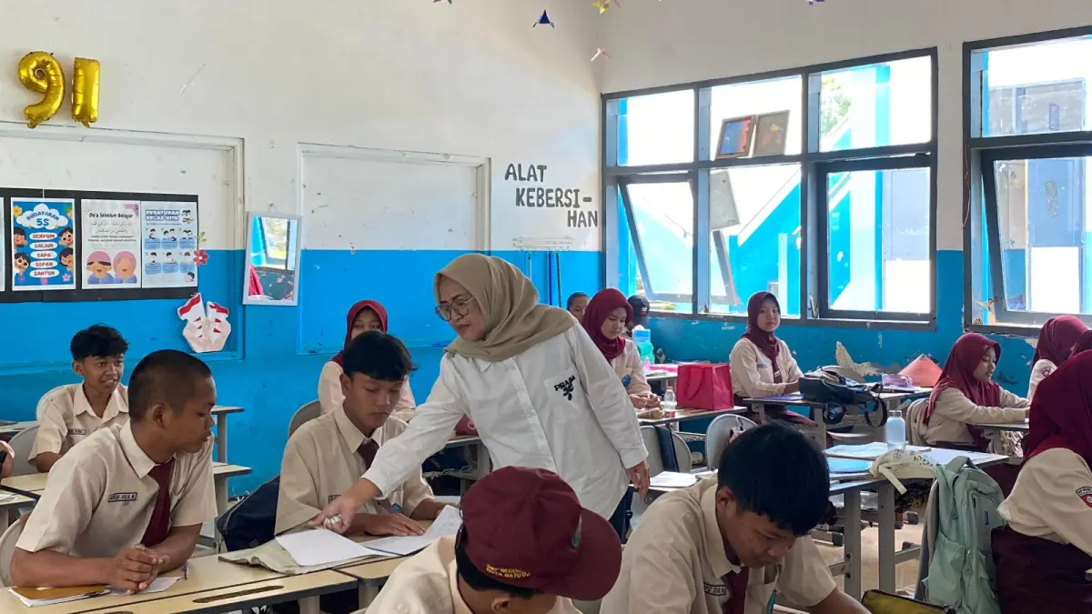 SEMANGAT: Sejumlah siswa SMPN 3 Batu saat mengikuti proses kegiatan belajar mengajar di kelas pada Senin lalu (25/5). Krisis tenaga pengajar kini membayangi kualitas pendidikan di sekolah-sekolah negeri.