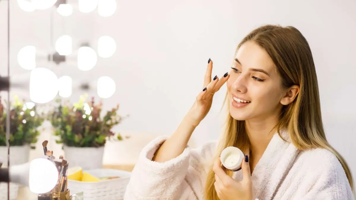 Ilustrasi menggunakan skincare (sumber foto: magnific)