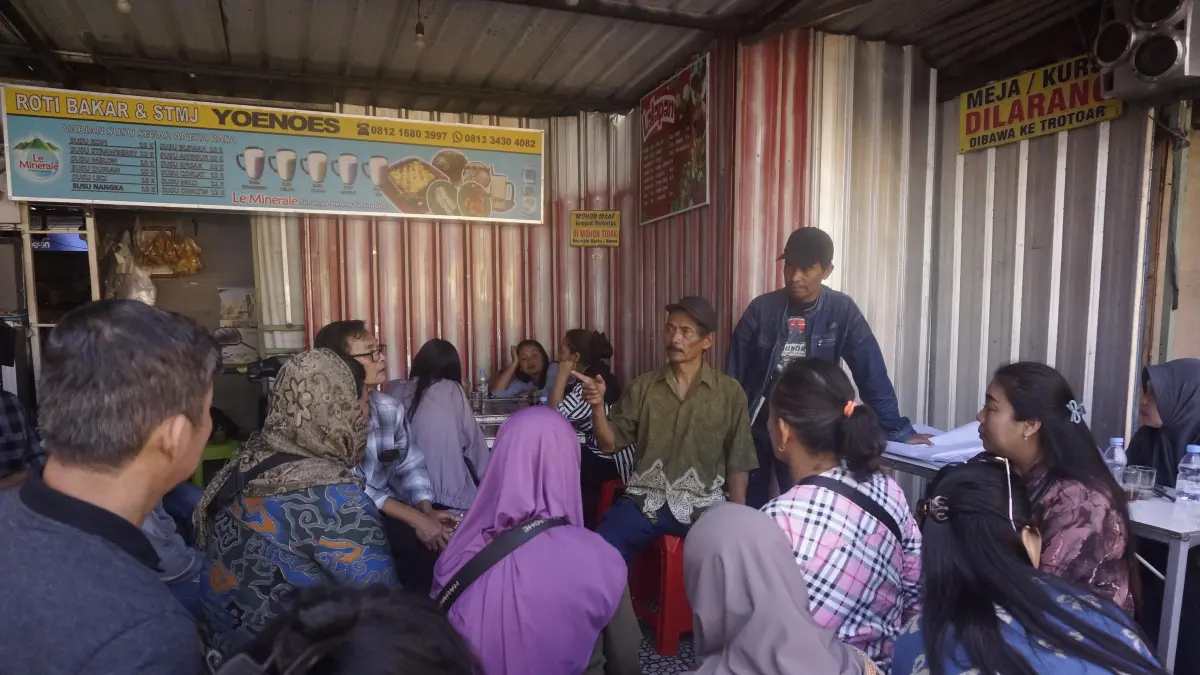 JADI SOROTAN: Sejumlah pedagang kawasan Indragiri berdiskusi pascapembongkaran pos polisi di Simpang Patih (Simpang Orchid) beberapa waktu lalu. Nasib relokasi dan sengkarut retribusi kini membayangi para pelaku usaha.