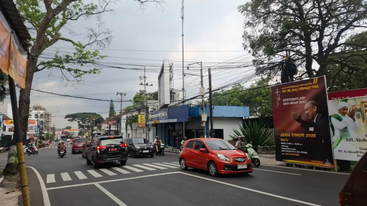 PADAT: Arus lalu lintas di Simpang Tiga Pendem Kota Batu dipadati kendaraan luar kota. Satlantas Polres Batu memperketat pengamanan jalur wisata guna mengantisipasi kelumpuhan total.