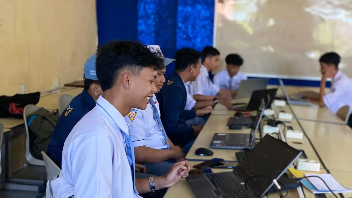 SEMANGAT TINGGI: Sejumlah siswa SMKN 3 Batu beraktivitas di dalam kelas beberapa waktu lalu. Peningkatan angka kelolosan ke perguruan tinggi menjadi rapor hijau bagi pemerataan mutu pendidikan di Kota Batu.