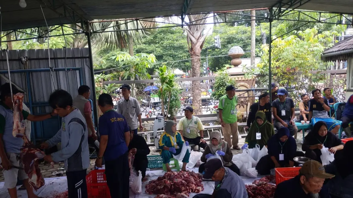 Aktivitas penyembelihan hewan kurban di Masjid An Nuur Kota Batu. (Rori Dinanda Bestari/Radar Batu)