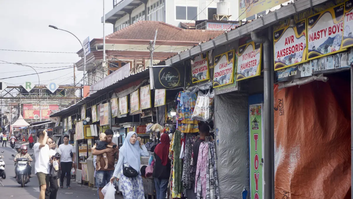 JADI SOROTAN: Sejumlah lapak di pasar kuliner Alun-Alun Kota Wisata Batu tetap beroperasi di tengah sorotan tajam legislatif. Karut-marut izin pemanfaatan fasilitas umum di kawasan ini diduga menjadi celah suburnya pungutan liar.