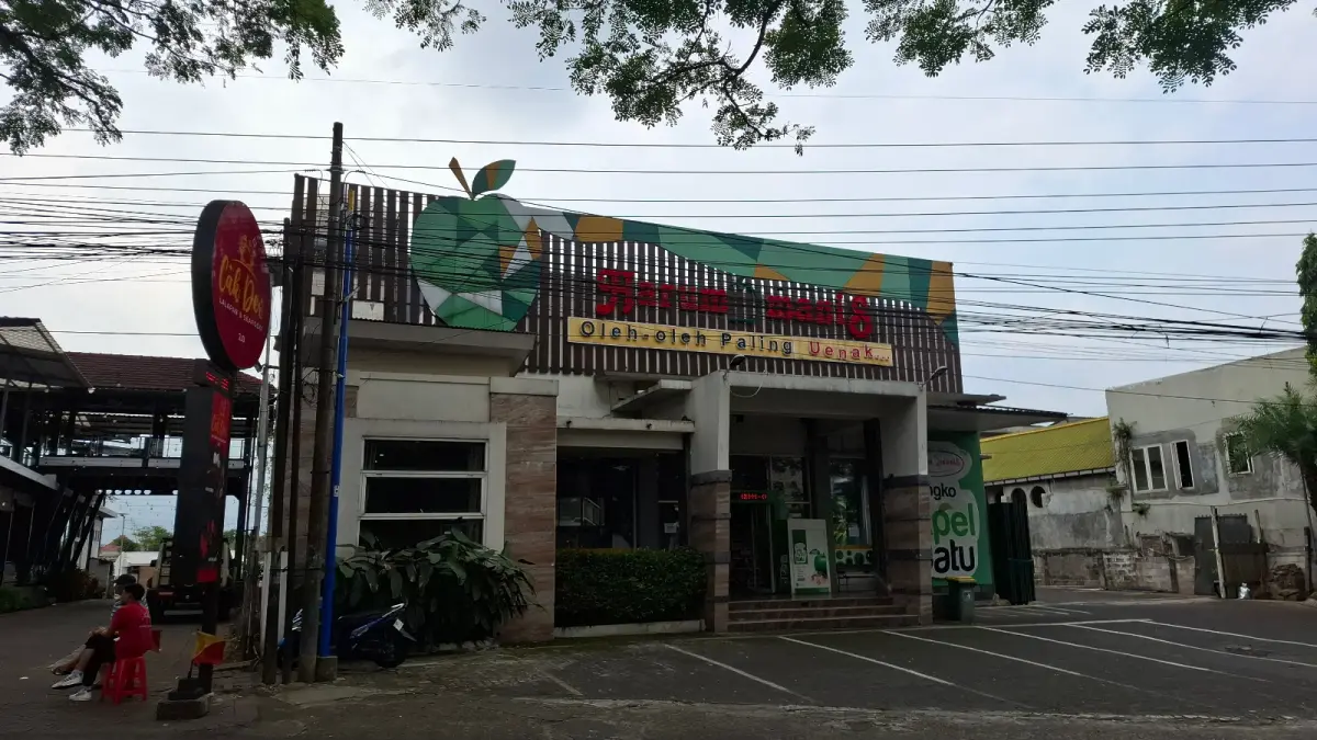 KONTRAS: Suasana lengang di Pusat Oleh-Oleh Harum Manis, Kecamatan Junrejo, Kota Batu, pada momen libur Idul Adha. Tingginya volume wisatawan ternyata tidak sejalan dengan tingkat belanja akibat anjloknya daya beli.