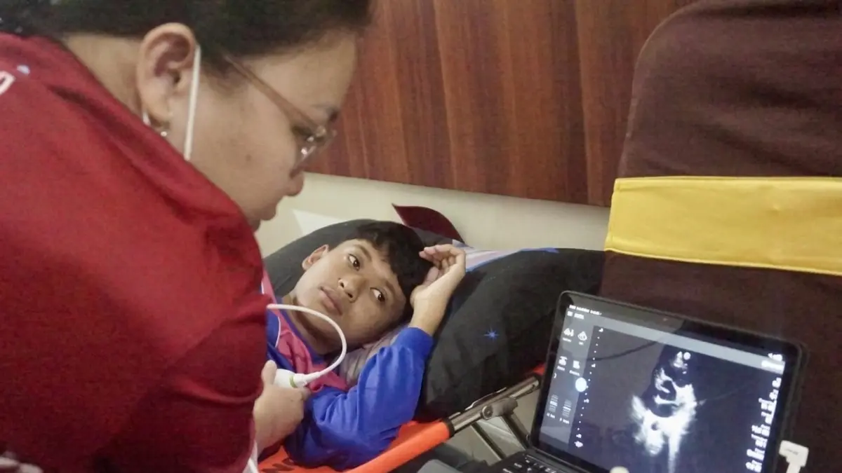 DETEKSI DINI: Sejumlah siswa sekolah dasar menjalani skrining penyakit jantung rematik di Graha Pancasila, Balai Kota Among Tani kemarin (29/5). Deteksi dini dipacu guna mencegah kerusakan katup jantung permanen akibat infeksi bakteri.