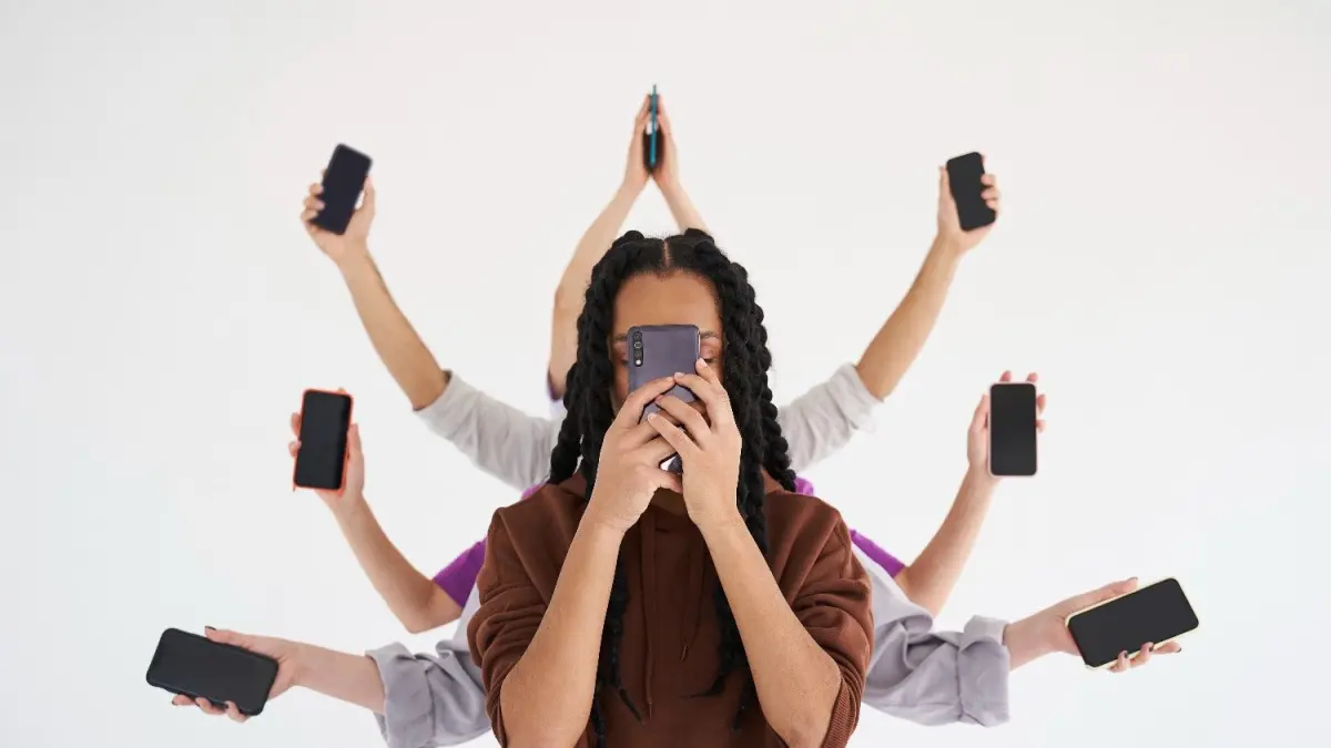 Ilustrasi  oversharing di media sosial (sumber foto:  magnific)