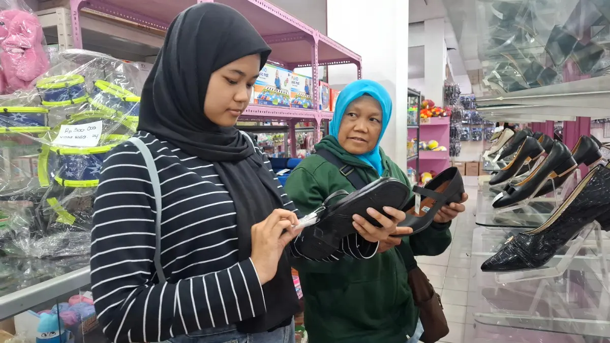 JUAL BELI: Pengunjung Plaza Batu saat memilih perlengkapan sepatu anak di salah satu gerai. Pusat perbelanjaan legendaris ini tengah memacu strategi pemasaran digital dan luring guna menggairahkan kembali angka kunjungan yang sempat merosot.