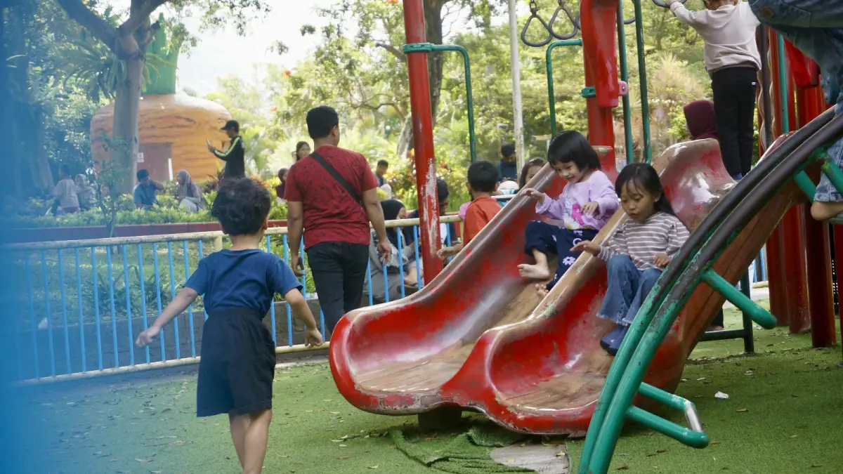 SEGERA BERSOLEK: Anak-anak memadati area playground di kawasan Alun-Alun Kota Wisata Batu kemarin (29/5). Kondisi wahana bermain yang kian memprihatinkan terpaksa terus difungsikan sambil menunggu turunnya anggaran peremajaan tahun depan.