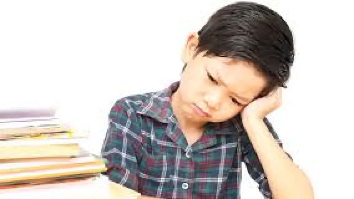 Seorang anak yang termenung di hadapannya terdapat buku yang menumpuk (Sumber: REFOIndonesia)