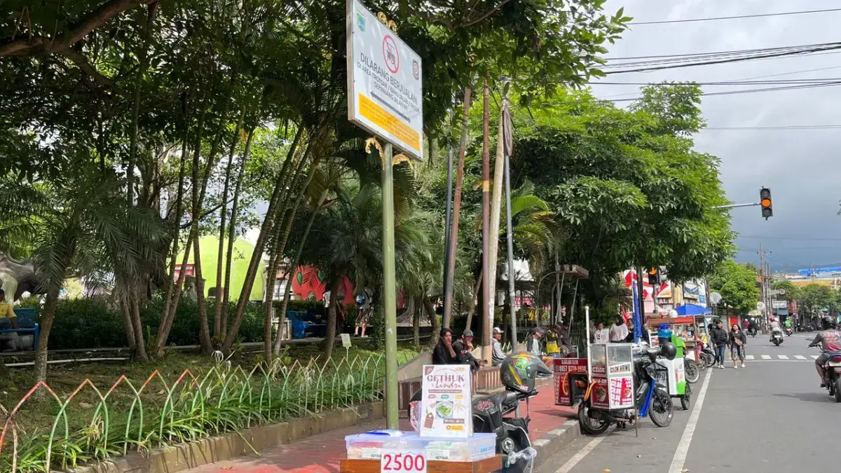 KAWASAN ZONA MERAH PKL: Beberapa pedagang kaki lima nekat menggelar lapak di kawasan terlarang Jalan Gajah Mada, Kelurahan Sisir, Kecamatan Batu. Penertiban kini diperketat demi memulihkan fungsi trotoar dan estetika kota.