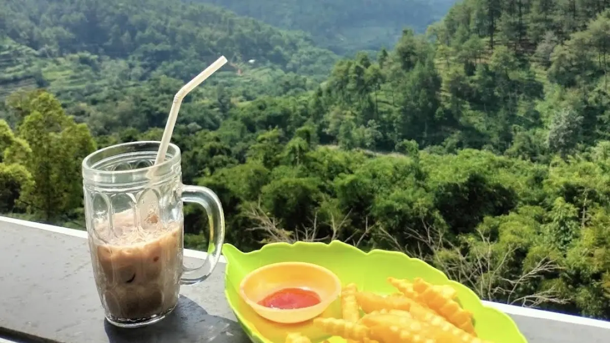 Menikmati hidangan sambil melihat pemandangan di Brau Coffee. (Google Maps: Masefan Project)