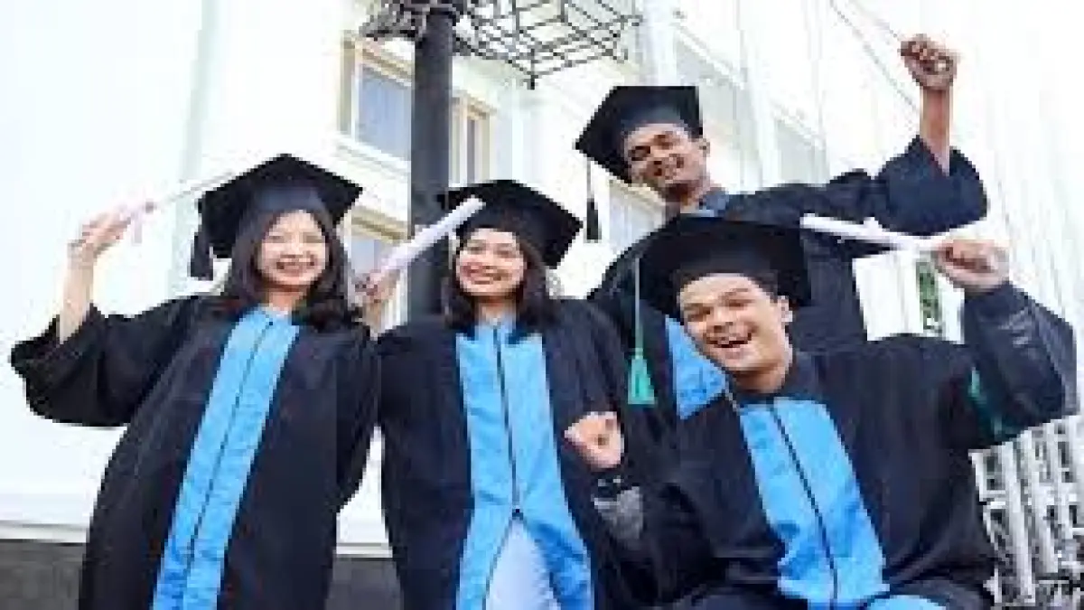 Sekelompok orang yang telah wisuda (Sumber: Global Prestasi School)