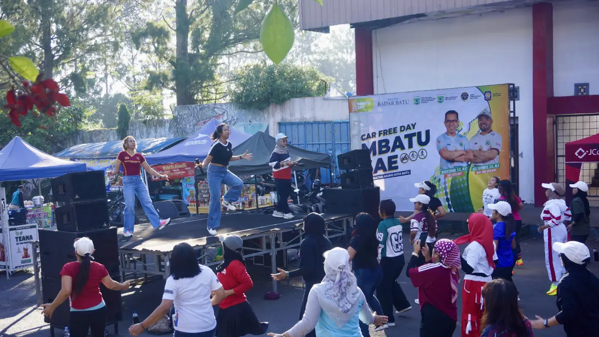 ANTUSIASME TINGGI: Ratusan pengunjung Car Free Day (CFD) Mbatu Sae mengikuti senam zumba massal di pelataran Stadion Gelora Brantas kemarin pagi (31/5).