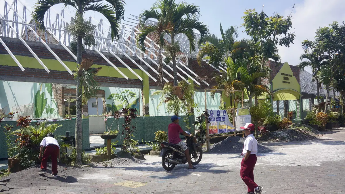 BAKAL DILANJUTKAN: Kondisi bangunan ruang kelas SD Negeri Sisir 1 yang telantar akibat pemutusan kontrak vendor. Kelanjutan perbaikan kini menggantung pada pencairan dana darurat daerah.