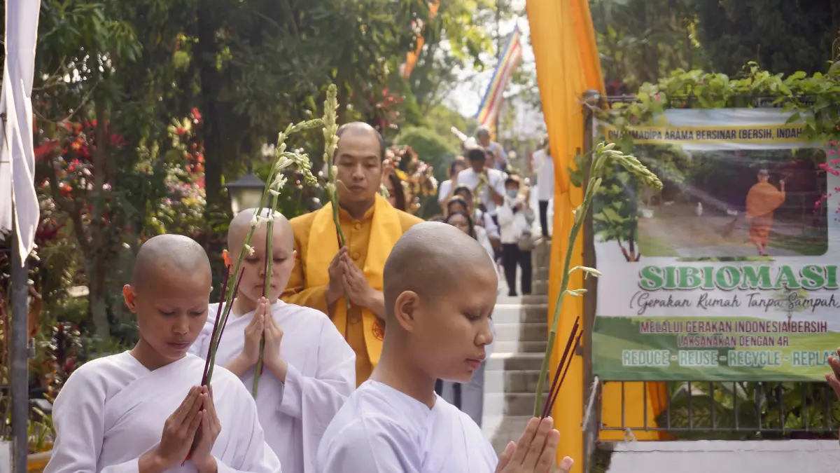 KHUSYUK: Umat Buddha berbaris rapi melaksanakan prosesi pradaksina di Vihara Dhammadipa Arama, Desa Mojorejo, Kecamatan Junrejo kemarin (31/5).