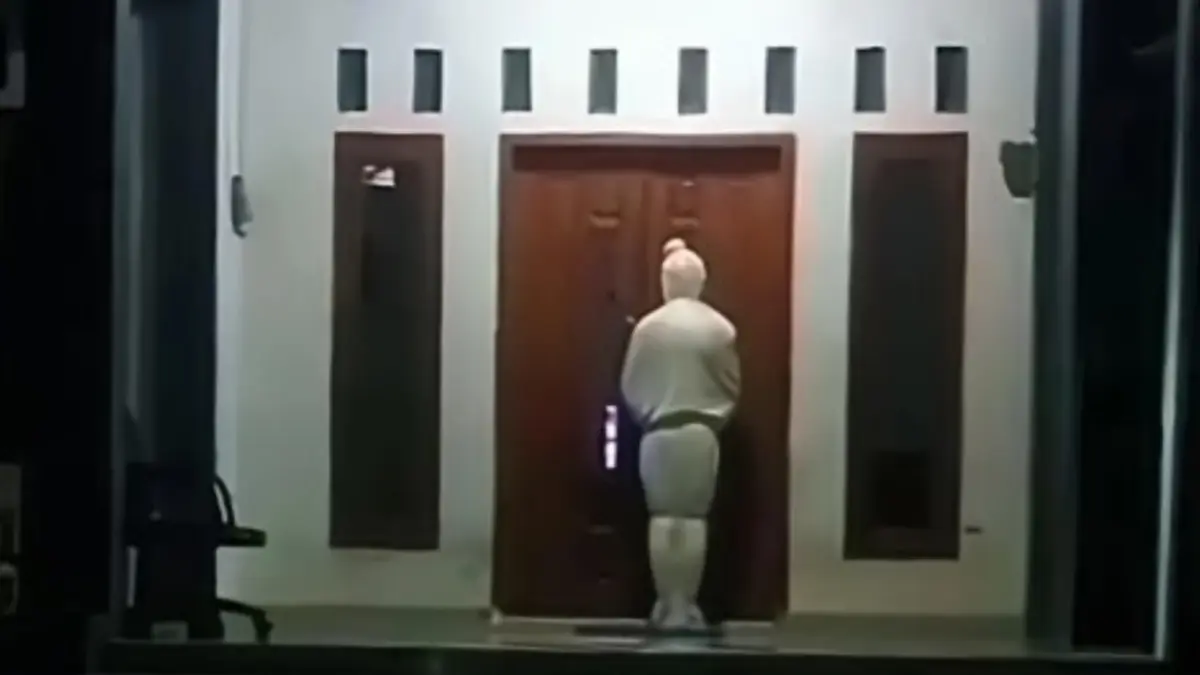 Pocong jadi-jadian warga (x/onecak)