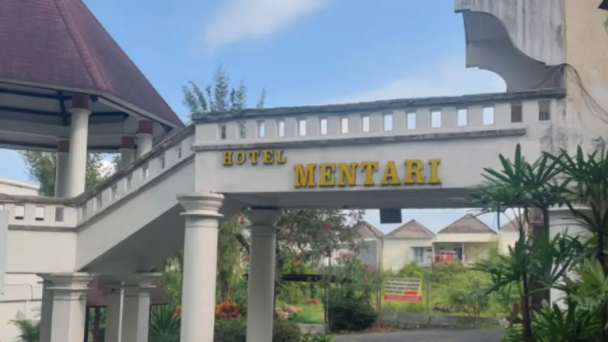 SEPI PENGUNJUNG: General Affair Hotel Mentari Purwanto mengecek daftar tamu yang lengang pada libur panjang akhir pekan lalu.