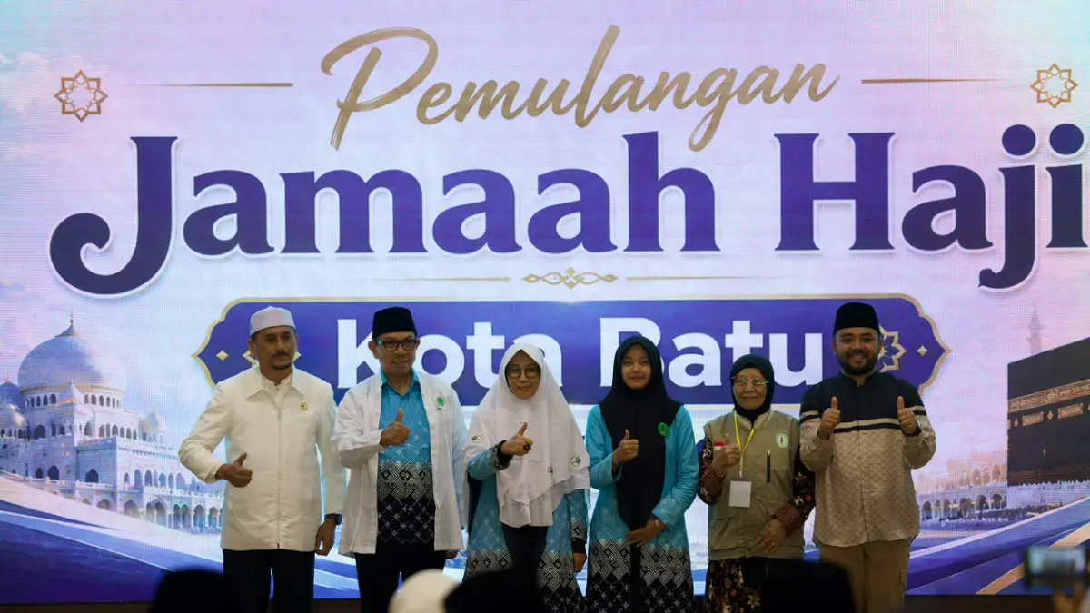 Wali Kota Batu Nurochman tiba dan penyapa para pejabat di lingkungan Pemkot Batu di Balai Kota Among Tani Batu Selasa (2/6). (Prokopim Kota Batu)