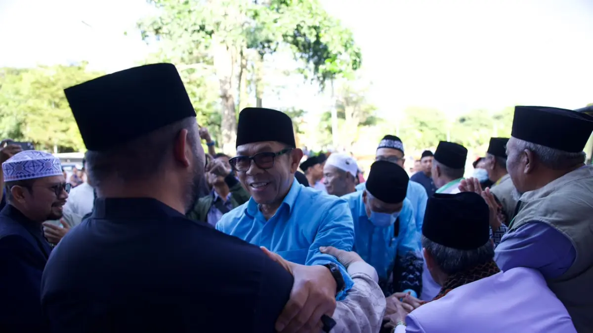 KEMBALI BERTUGAS: Wali Kota Batu Nurochman menyapa jajaran pejabat Pemerintah Kota Batu setibanya dari Tanah Suci di Balai Kota Among Tani kemarin (2/6).