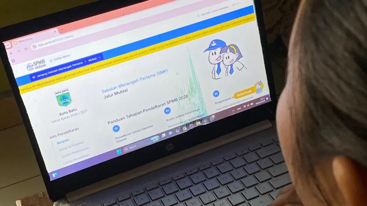 SELEKSI KETAT: Salah seorang wali siswa mengakses laman SPMB Kota Batu untuk memantau pergerakan kuota jalur mutasi orang tua yang dibuka kemarin (2/6). Ketatnya persaingan jalur mutasi menuntut keabsahan dokumen yang mutlak.