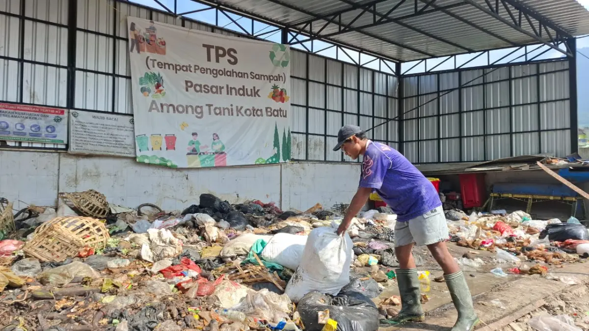 TERKELOLA: Kondisi terkini Tempat Pembuangan Sementara (TPS) Pasar Among Tani yang telah bebas dari luapan sampah hingga ke badan jalan beberapa hari lalu.