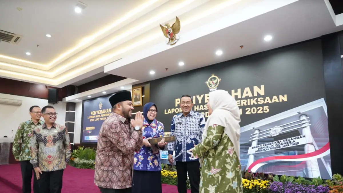 Wakil Wali Kota Batu Heli Suyanto menerima langsung penghargaan opini WTP di Kantor Perwakilan BPK RI Jawa Timur pada Jumat (29/5). (Prokopim Kota Batu)