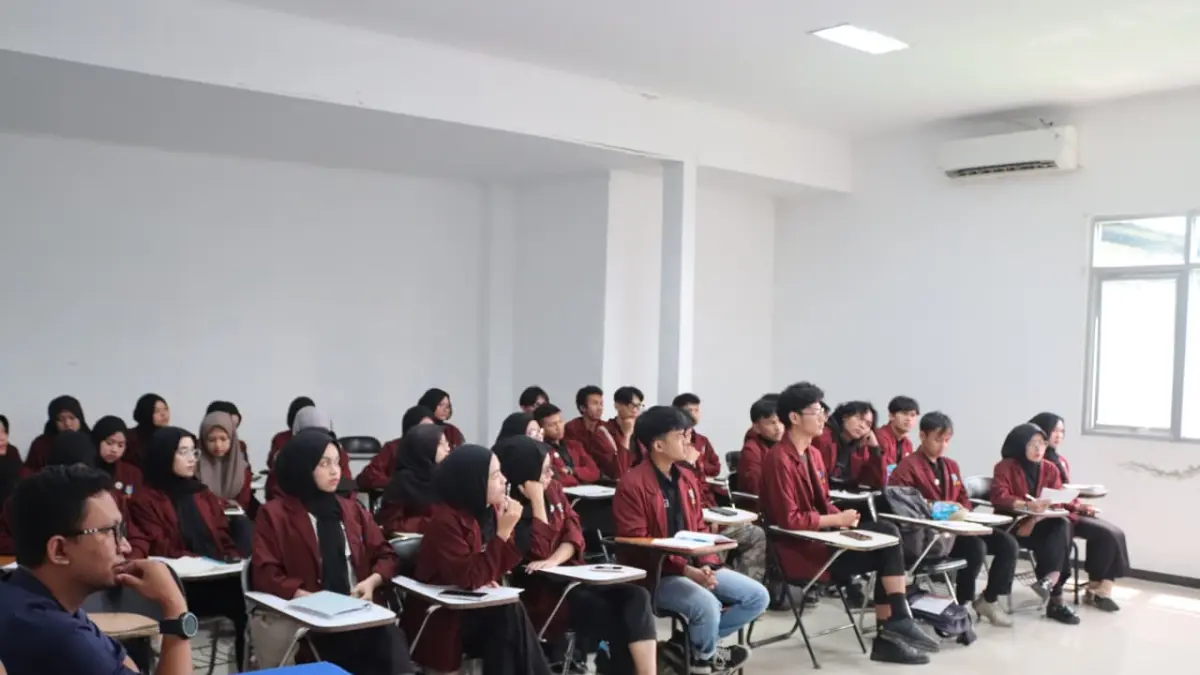 Mahasiswa sedang mengikuti jam kelas (Sumber: Masoem University)