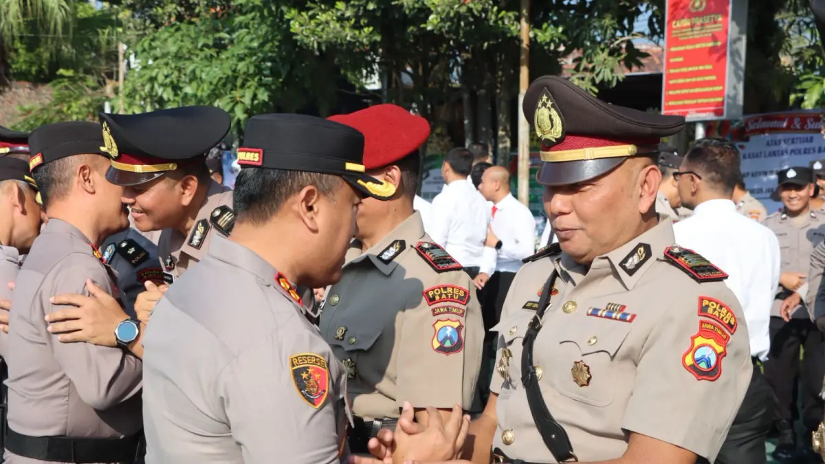 SERAH TERIMA: Prosesi serah terima jabatan (sertijab) di Mapolres Batu berlangsung khidmat kemarin (3/5).